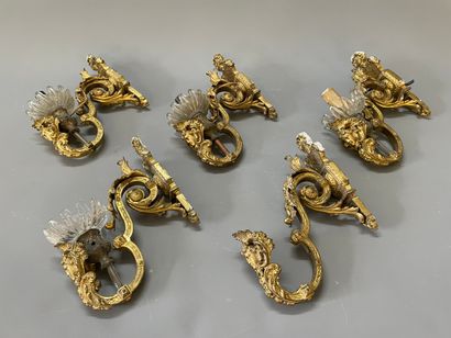 Suite de cinq patères en bronze doré, à décor...