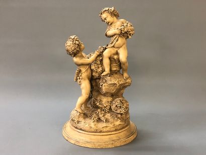 Groupe en platre et terre cuite patiné figurant...