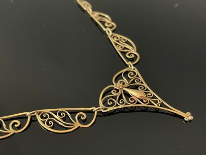 Collier maille draperie en chute, en or 750°/...