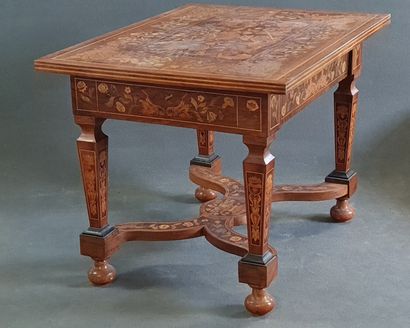 Table de milieu marquetée, quatre pieds marqetés,...