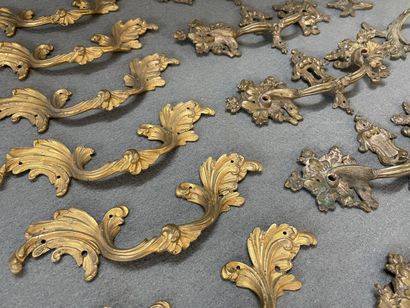 lot d'ornements d'ameublement en bronze

Poignées...