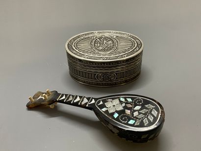 Bibelots de vitrine: boite en argent (100g)...