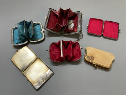 Collection de cinq porte-monnaies: en métal...