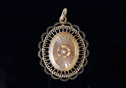Pendentif médaillon en or ajouré, 750°/00,...