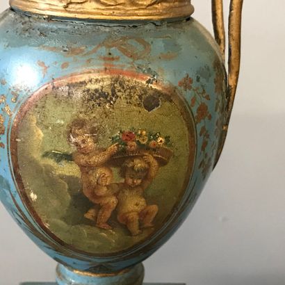 Paire de petits vases sur piedouche en tôle...