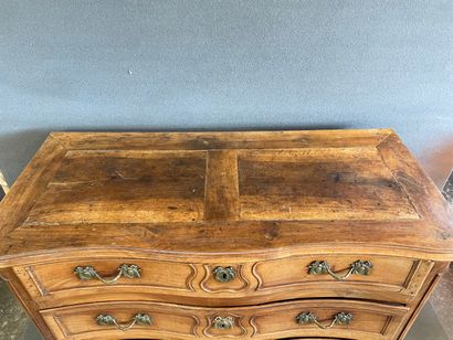 Commode en noyer mouluré ouvrant à trois...