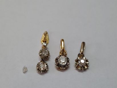 Ensemble de trois petits pendentifs en or...