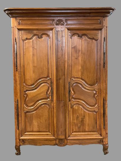 Armoire en noyer mouluré, ouvrant à deux...