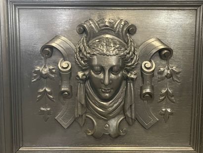 Bibliothèque en bois sculpté et noirci ouvrant...