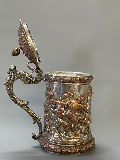 Grande chope en métal argenté à décor de...