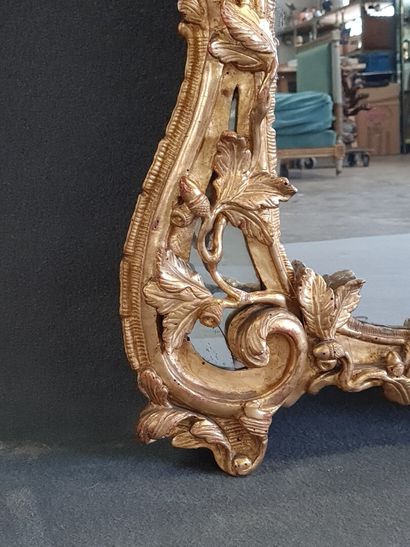 Grand miroir à fronton et parecloses , cadre...