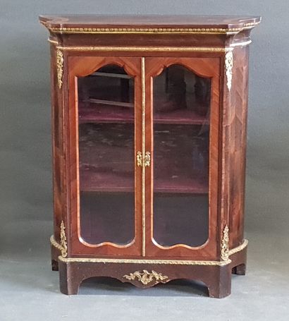 Vitrine basse en frisage de satiné et d'acajou.

Epoque...