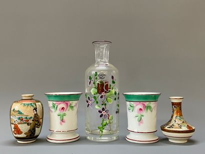 Objets de vitrine: Diminutifs de vases de...