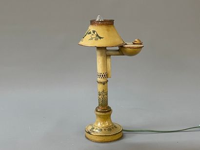 Lampe à quinquet en métal laqué beige et...