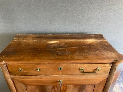 Secrétaire droit en noyer.

Style Louis XVI...