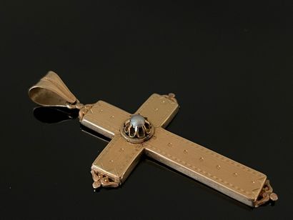 Croix en or 750°/ 00 sertie d'une demi-perle...