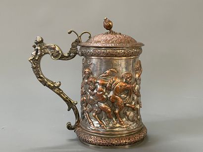 Grande chope en métal argenté à décor de...