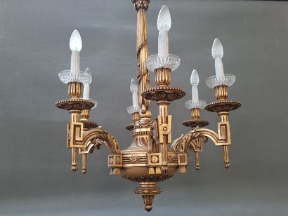 Lustre à en bois sculpté à 6 lumières. 

H....
