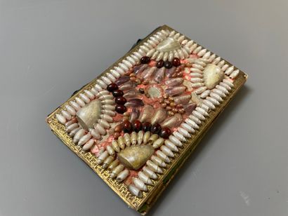 Carnet de bal à plats en coquillage de Guérande....
