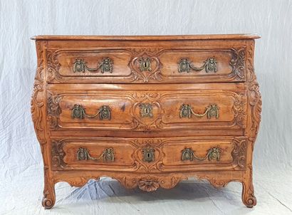 Commode en noyer sculpté, ouvrant à trois...