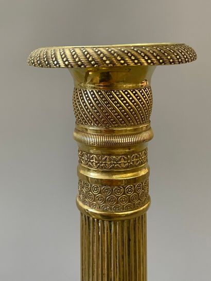 Paire de bougeoirs en bronze doré et ciselé,

Epoque...