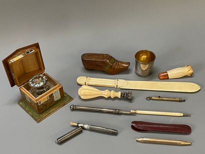 Objets de vitrine comprenant 

Petite timbale...