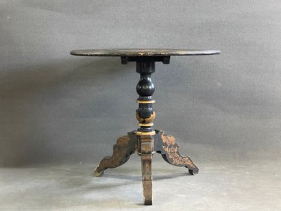 Guéridon tripode en bois laqué décor asiatique...