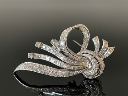 Deux broches en or gris et platine, sertie...