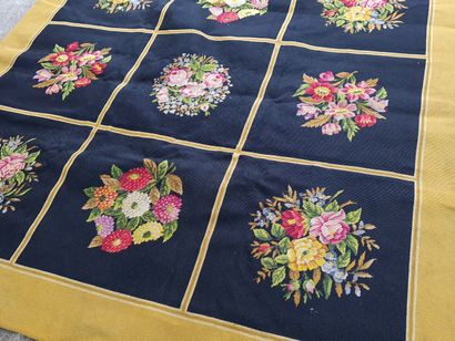 Tapis en tapisserie au petit point carré

178...