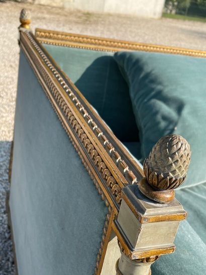 Grande banquette en bois sculpté et doré,...