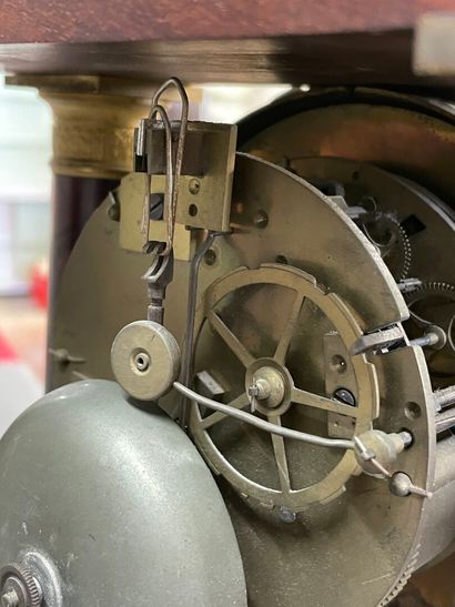 Pendule portique en placage d'acajou et bronze...