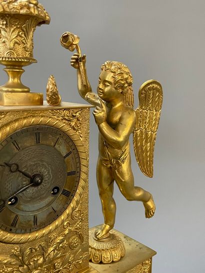 Pendule en bronze doré à décor d'amour à...