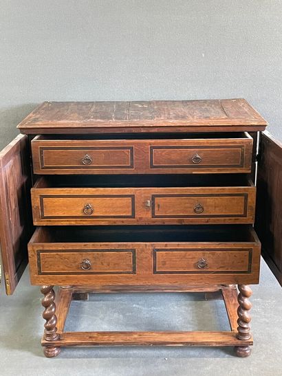 Cabinet sur pieds à intarsia, deux portes...