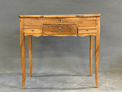 Coiffeuse en noyer 

Epoque Louis XV.

71...