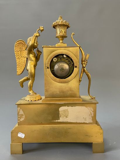 Pendule en bronze doré à décor d'amour à...