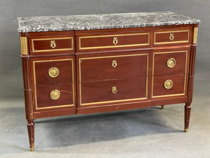 Commode en acajou et laiton, à ressaut central

Style...