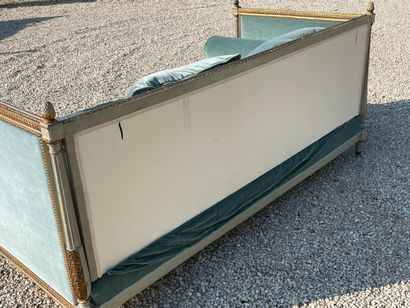 Grande banquette en bois sculpté et doré,...