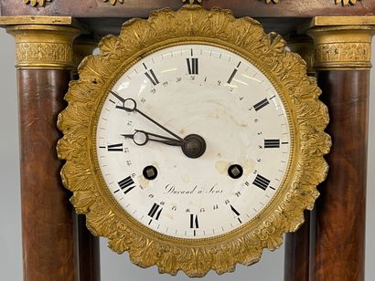 Pendule portique en placage d'acajou et bronze...