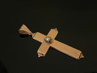 Croix en or 750°/ 00 sertie d'une demi-perle...