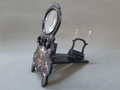 Stéréoscope en bois noirci et loupe à incrustation...