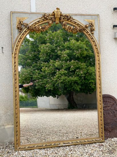 Grand miroir , cadre laqué gris vert et guirlandes...