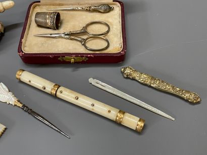 Ensemble d'objets de couture comprenant :Etui...
