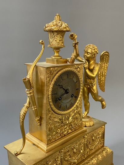 Pendule en bronze doré à décor d'amour à...