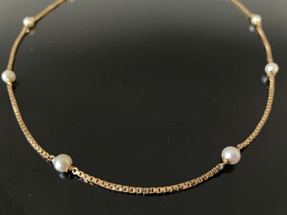 Chaine en or rythmée de dix perles de culture.

L...