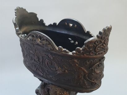 Grande coupe en terre cuite patinée à décor...