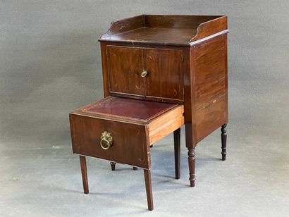 Meuble de voyage ouvrant à deux portes et...