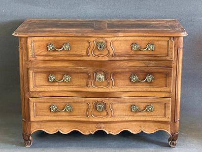 Commode en noyer mouluré ouvrant à trois...