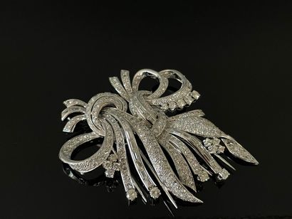 Deux broches en or gris et platine, sertie...