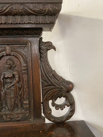 Crédence en chêne à panneaux sculpté,

Style...
