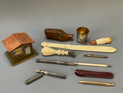 Objets de vitrine comprenant 

Petite timbale...